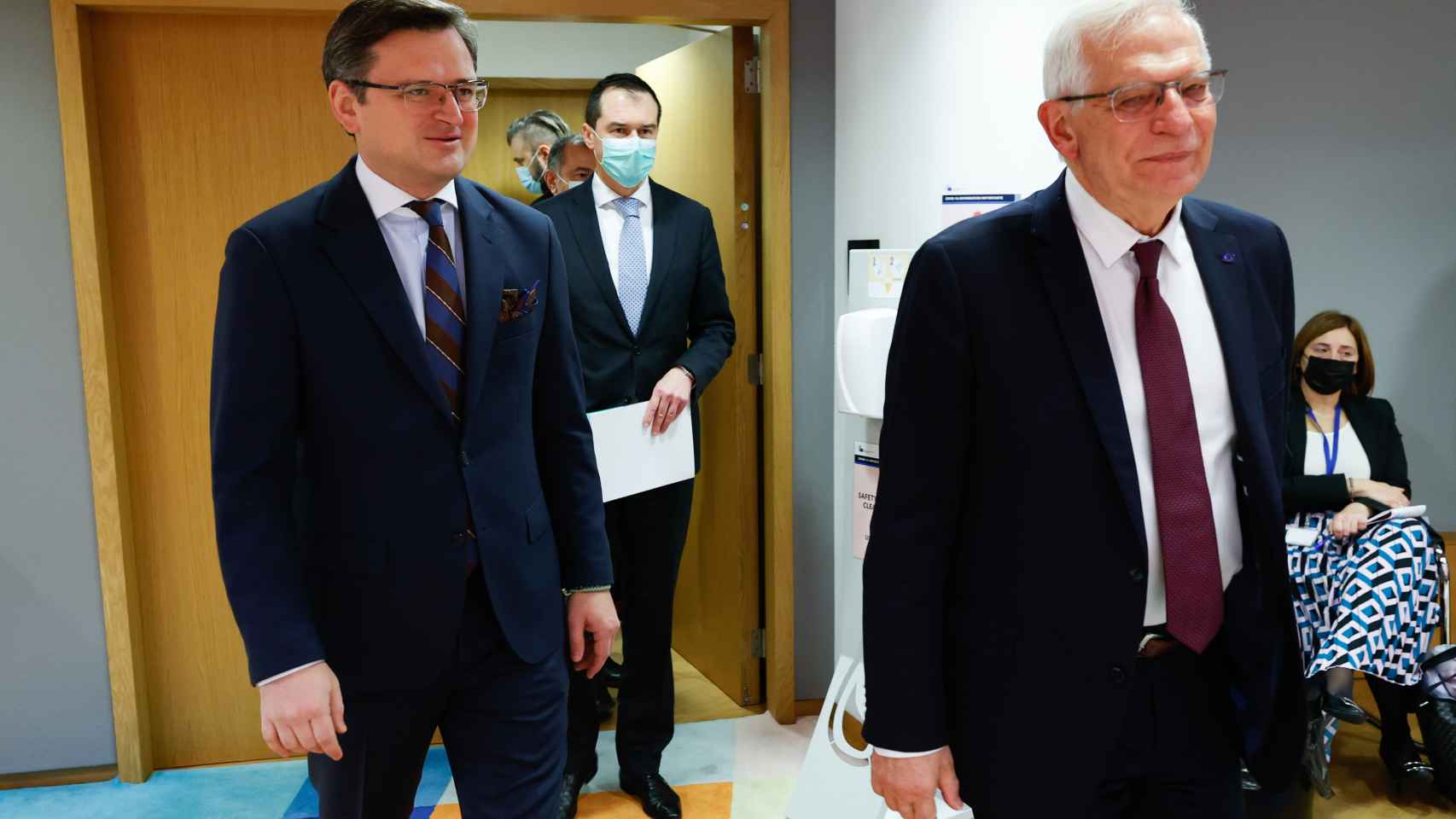 Josep Borrell y el ministro de Exteriores de Ucrania, Dmytro Kuleba, durante la reunión de este lunes