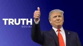 Una promoción de Truth Social, junto a Donald Trump.