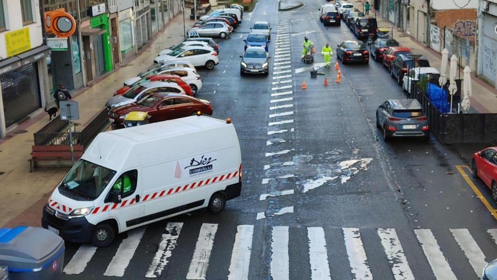 Inicio del pintado en la calle Posse de A Coruña.