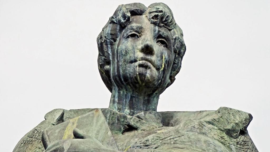 Estatua de la poeta Rosalía de Castro.