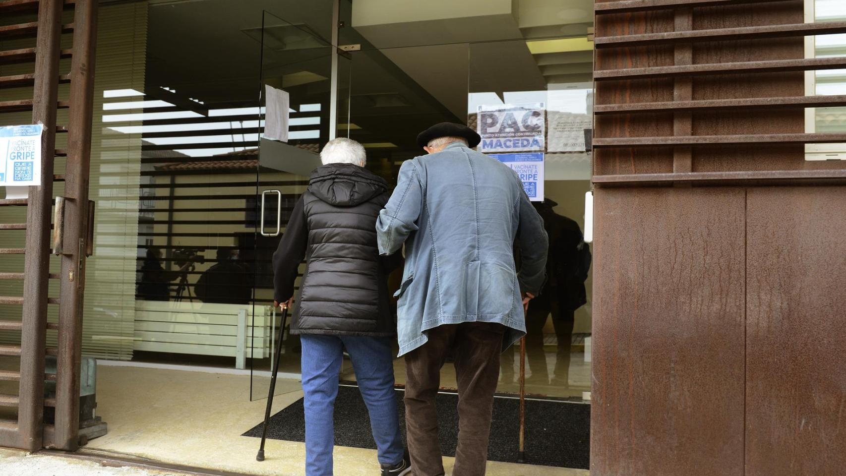 Una pareja de ancianos a su llegada a un centro de Atención Primaria de Galicia.