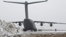 Llegada del avión A-400 del Ejército del Aire en el aeropuerto de San Juan de Terranova, Canadá.