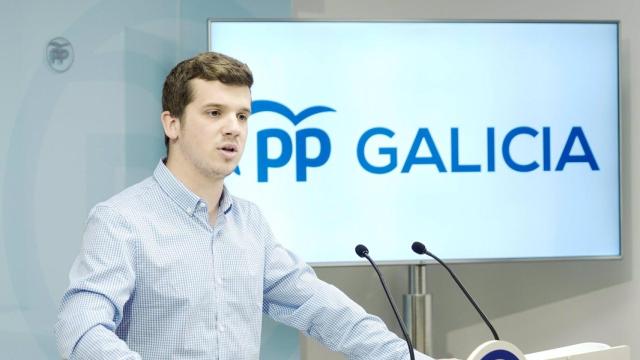 El presidente de Novas Xeracións (NN.XX.), Adrián Pardo, en rueda de prensa.