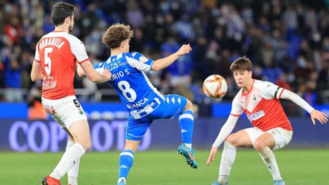 Deportivo y Racing de Santander se mantienen en lo alto de la clasificación.