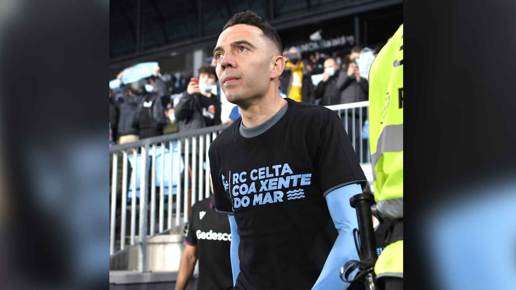 Iago Aspas salta al césped con una camiseta en recuerdo de las víctimas del Villa de Pitanxo.