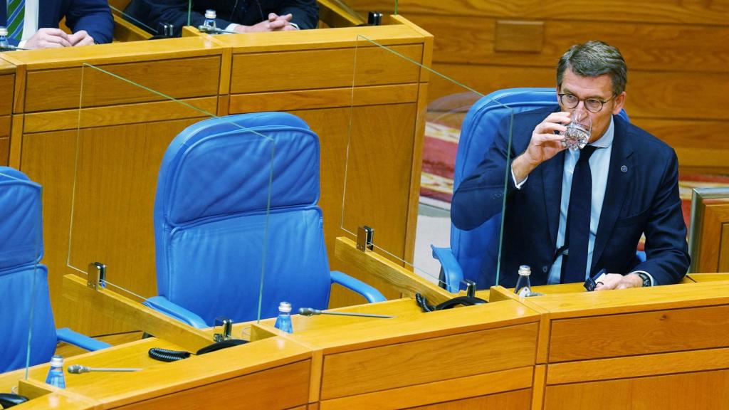 El presidente de la Xunta de Galicia, Alberto Núñez Feijoo, al inicio del pleno en el Parlamento gallego hoy. EP