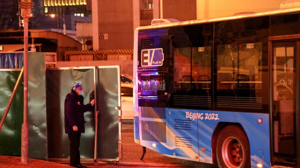 Autobús entrando al 'circuito cerrado' de Pekín 2022