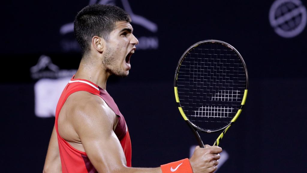 Carlos Alcaraz celebra en el ATP 500 de Río de Janeiro