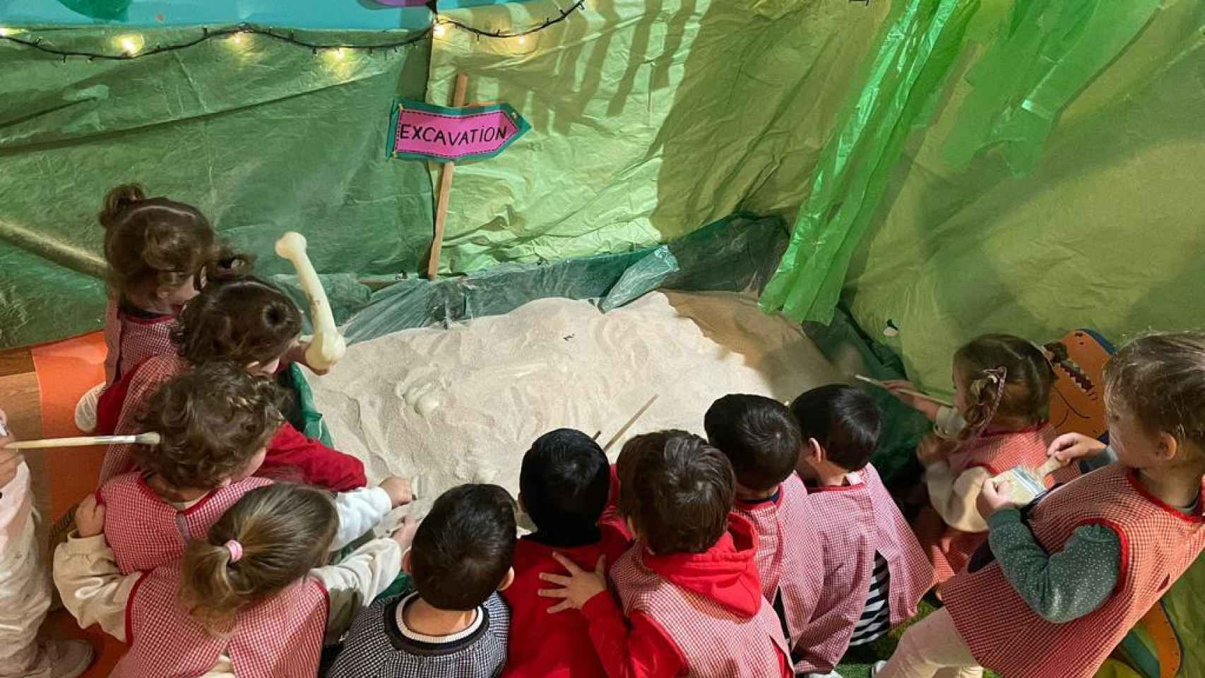 Los niños buscan huesos de dinosaurios.