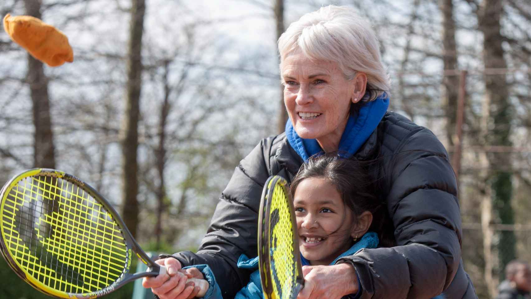 Judy Murray, la madre de Andy, jugando con una de sus jóvenes de la Judy Murray Foundation.