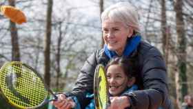 Judy Murray, la madre de Andy, jugando con una de sus jóvenes de la Judy Murray Foundation.