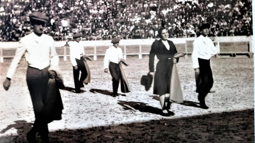 Manolete (i) hace el paseíllo de su primera novillada, en la plaza de Cabra, junto a la novillera Juanita  Cruz.