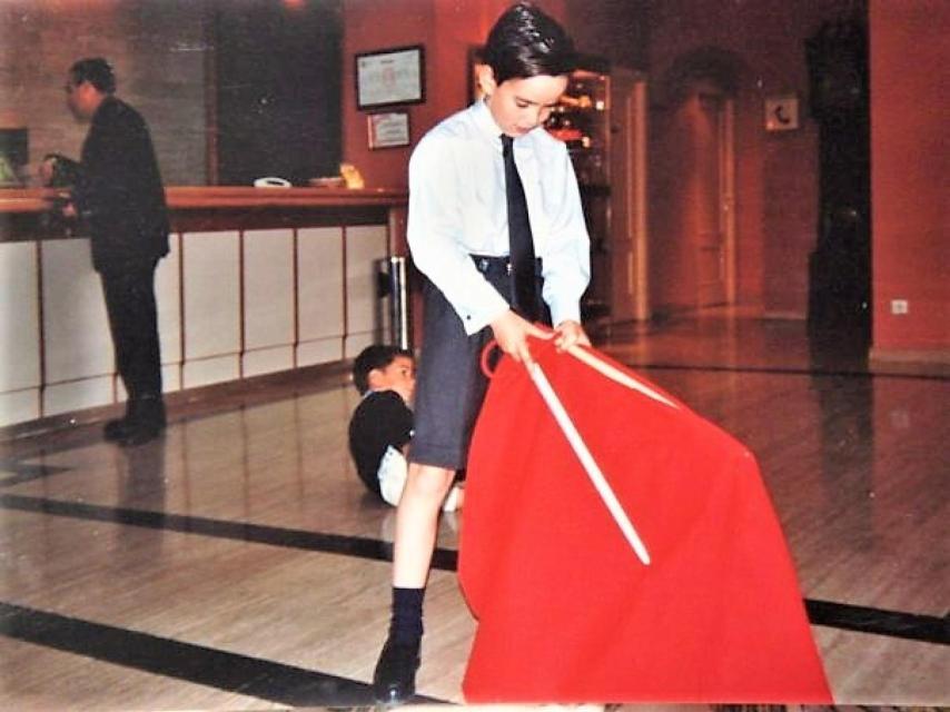 El torero cordobés, descendiente de Manolete y Lagartijo, practicando de niño.