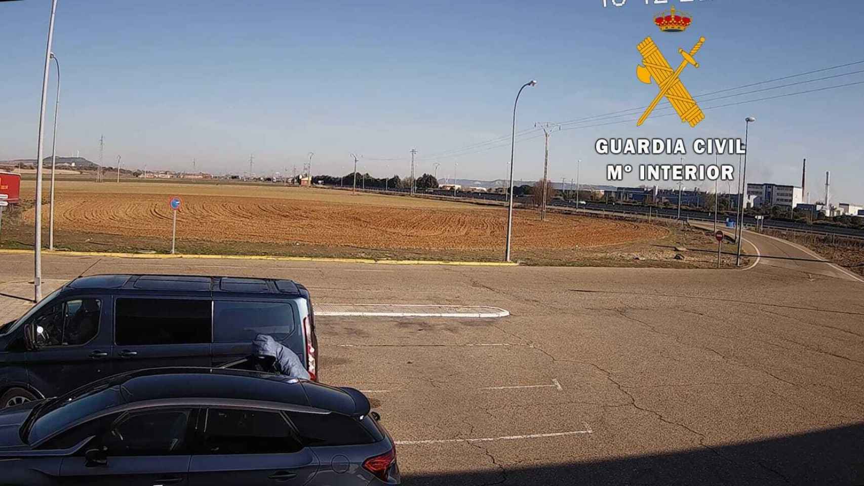 Una cámara capta el momento del hurto en uno de los coches estacionados en un área de servicio