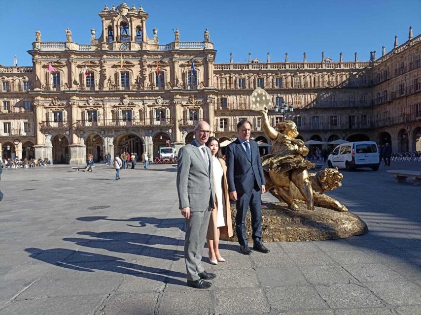 Inauguración de la muestra de esculturas del chino Xu Hongfei, en la Plaza Mayor