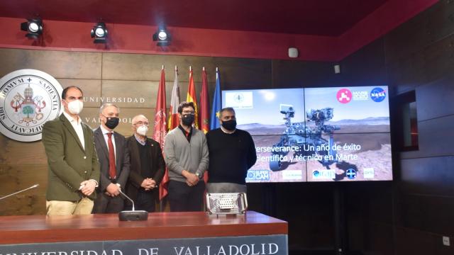 El rector de la UVa, Antonio Largo, junto a los científicos que participan en el proyecto de investigación en Marte