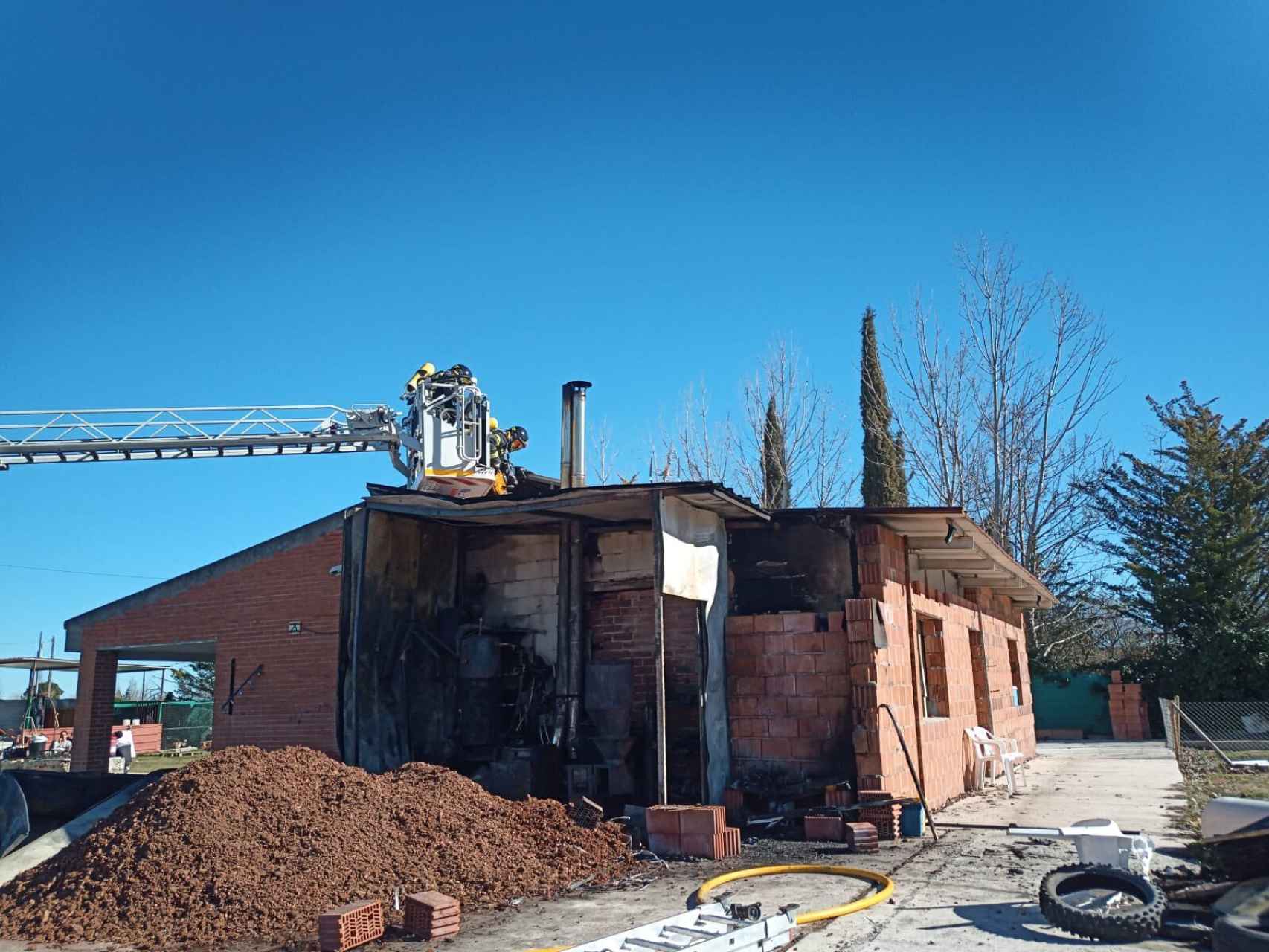 El fuego invade la caseta de la caldera de una vivienda en Tudela de Duero