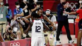 Jrue Holiday, uno de los presuntos estafados, se abraza con Kevin Durant en un partido de la selección de Estados Unidos
