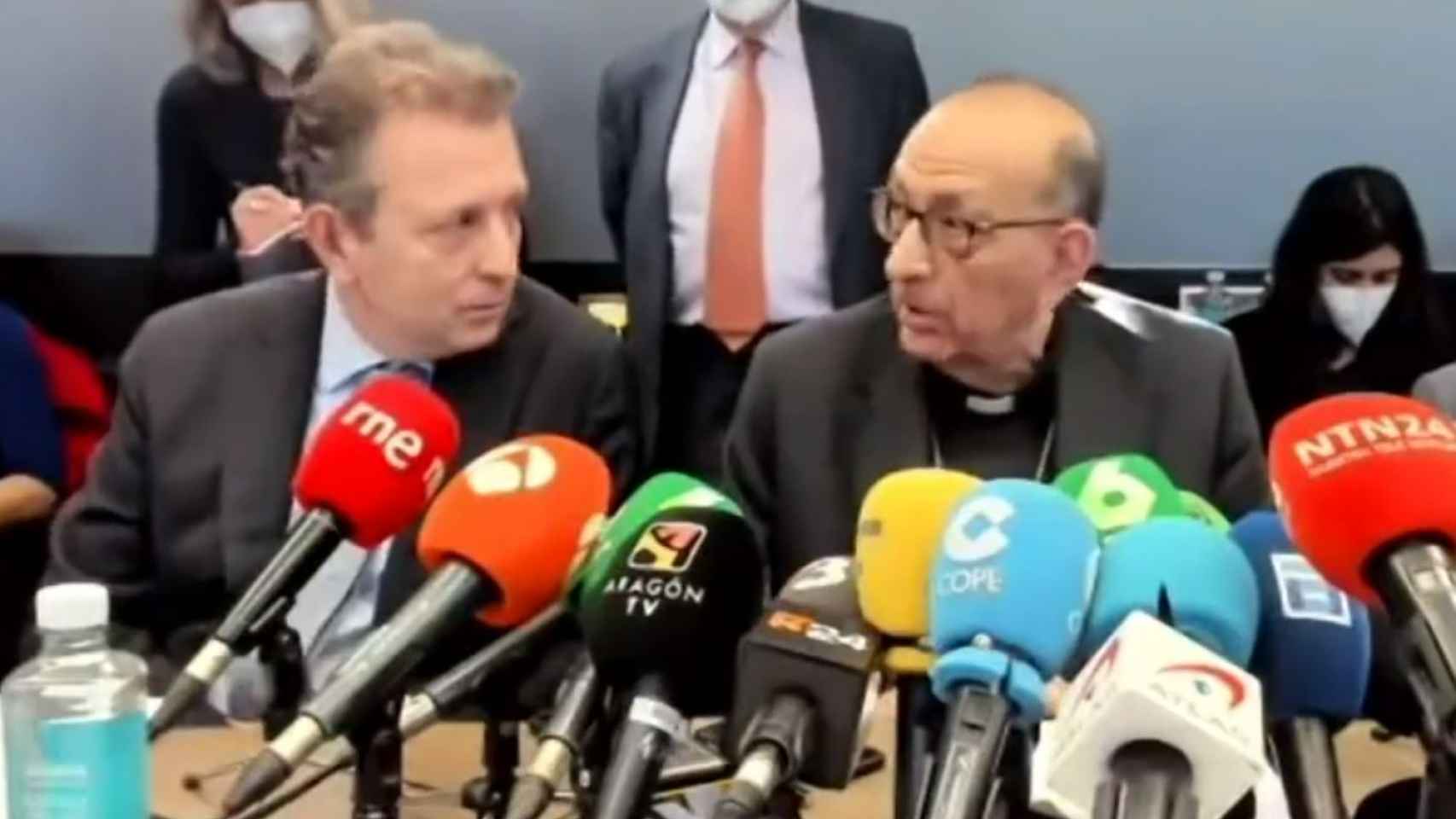 Javier Cremades y Juan José Omellá durante la rueda de prensa.