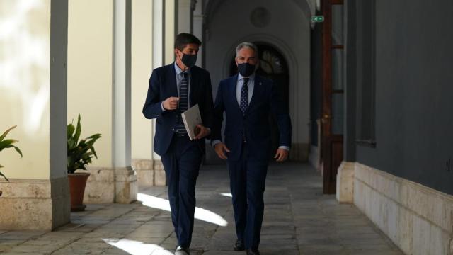 El consejero de la Presidencia, Elías Bendodo, con el vicepresidente de la Junta, Juan Marín.