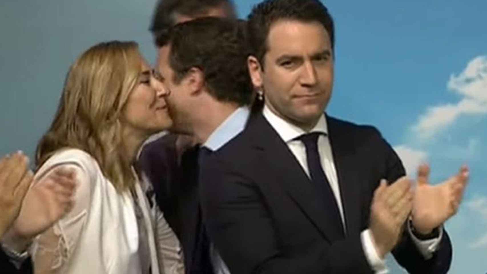 Pablo Casado besa a Ana Beltrán, ante el secretario general, Teodoro García Egea.