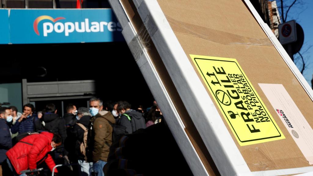 Decenas de periodistas, a las puertas de la sede nacional del PP, a la espera de Pablo Casado.