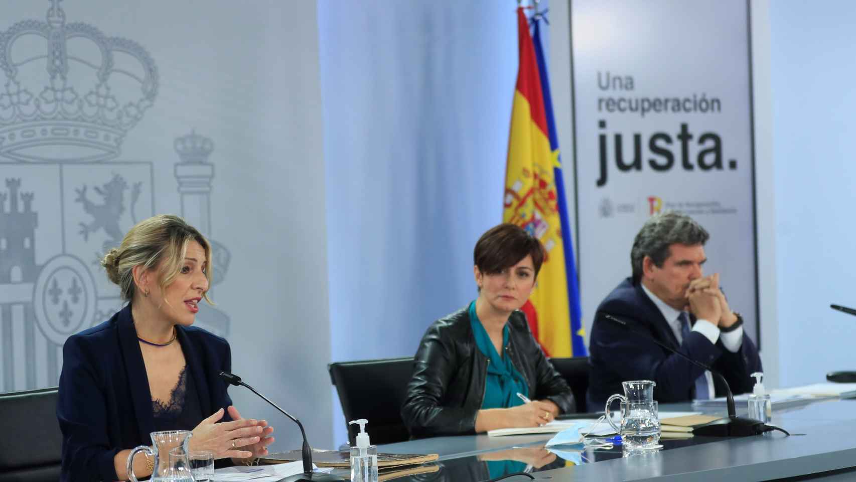 La vicepresidenta segunda, Yolanda Díaz, la ministra portavoz, Isabel Rodríguez, y el ministro de Inclusión, Seguridad Social y Migraciones, José Luis Escrivá.