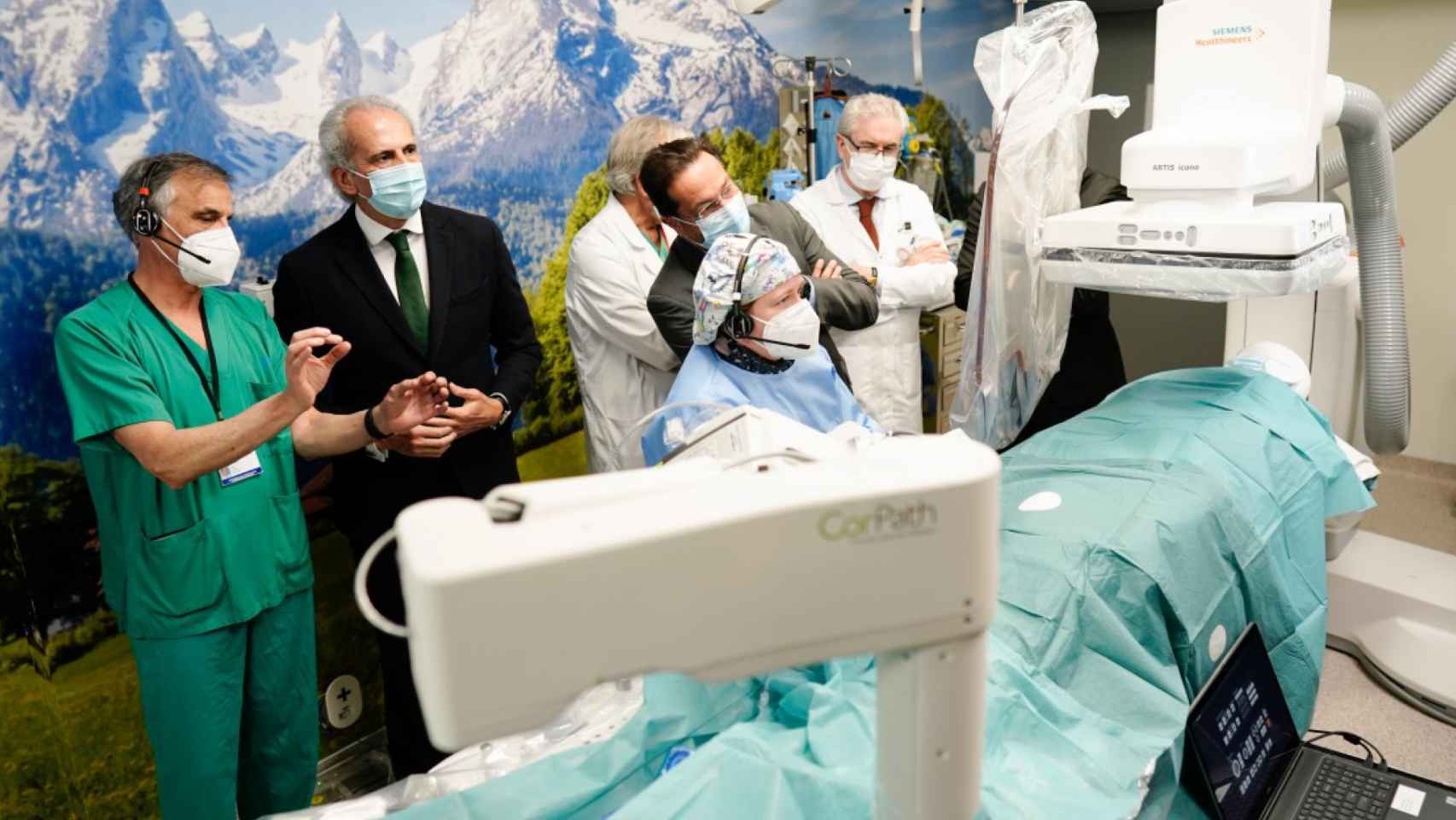 El consejero de Sanidad, Enrique Ruiz, se interesa por el robot cirujano.