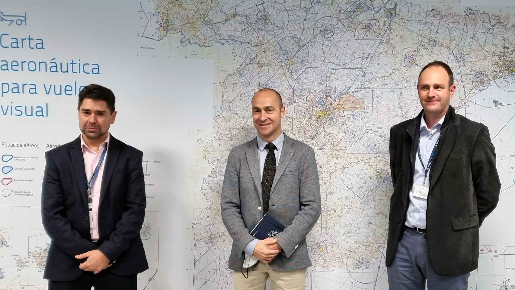 Juan José Cornejo, directivo de Startical; Xavier Benavent, director de operaciones de Enaire; y Daniel García Monteavaro, director operaciones de drones de Enaire (de izquierda a derecha).