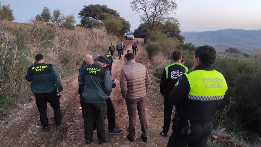 Efectivos participan este pasado lunes en la búsqueda de un vecino de Colmenar desaparecido el domingo.