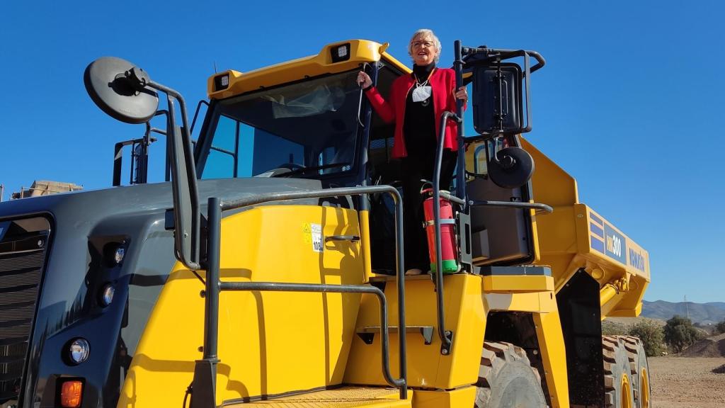 Teresa Porras, subida al camión de 28 toneladas de carga comprado por el Ayuntamiento de Málaga.