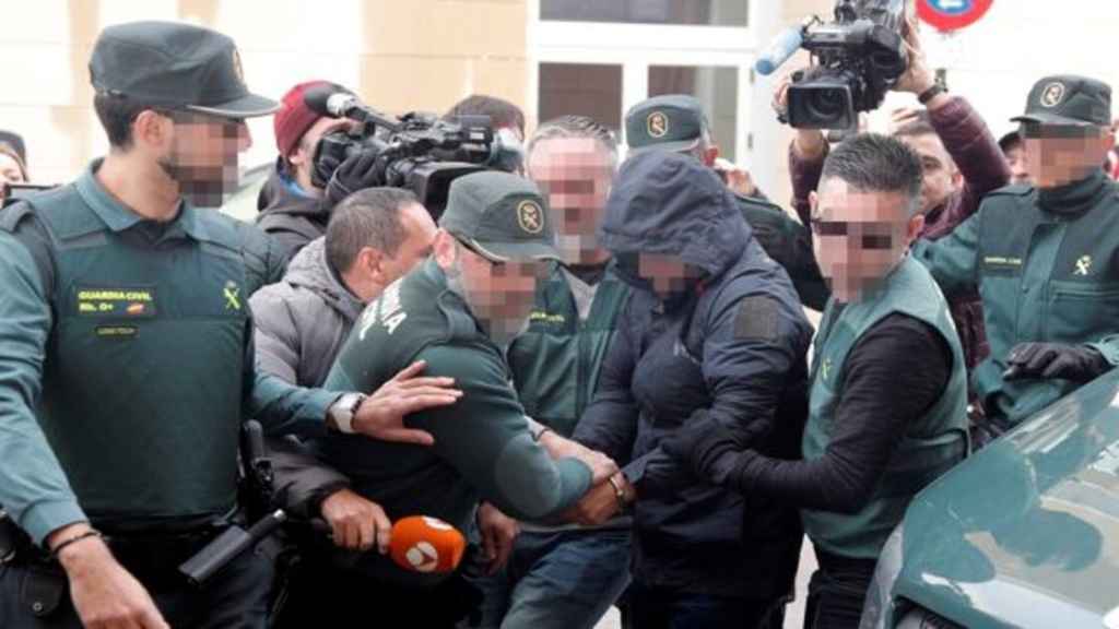 El detenido por la muerte de Marta Calvo, en Valencia, rodeado de periodistas.