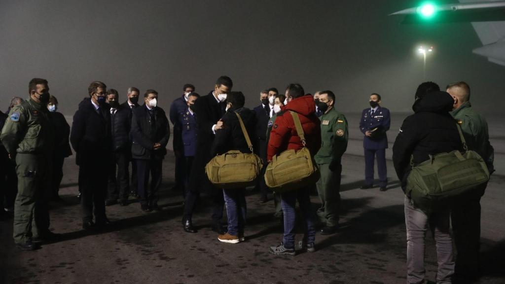 Pedro Sánchez recibe a los supervivientes del naufragio del Villa de Pitanxo en Santiago.