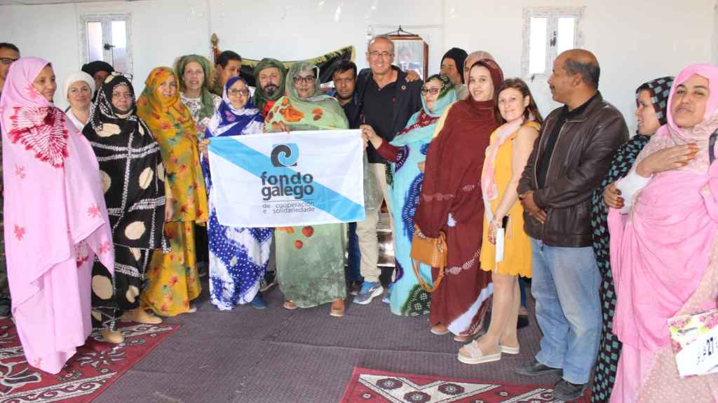 Reunión del Fondo Galego de Cooperación en un campamento de refugiados saharauis.
