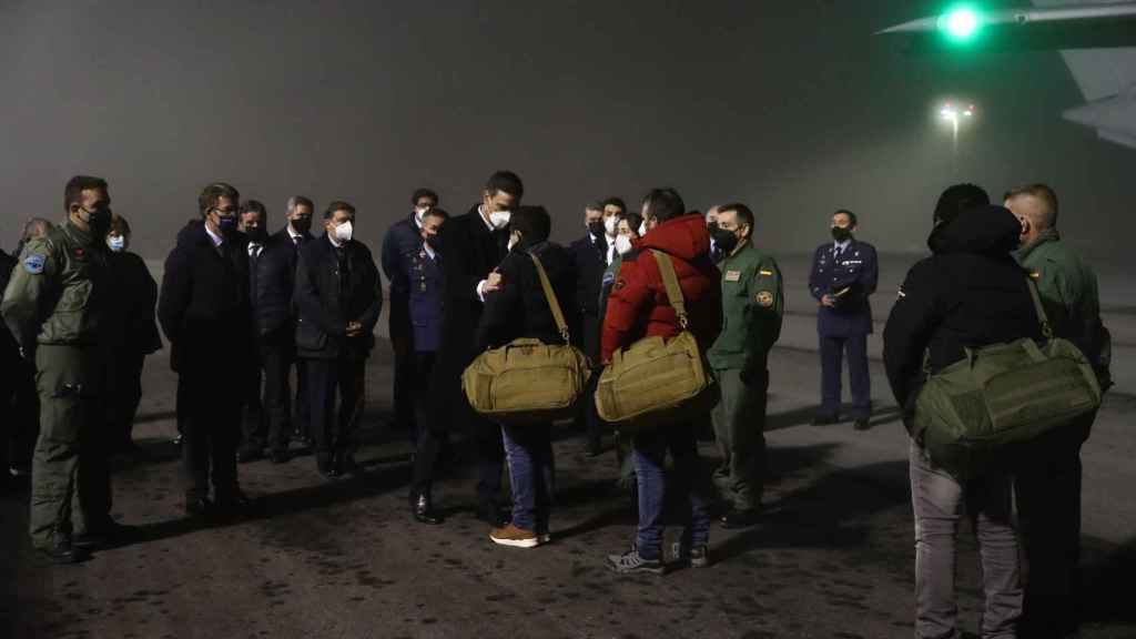 Pedro Sánchez recibe a los supervivientes del naufragio del Villa de Pitanxo en Santiago.