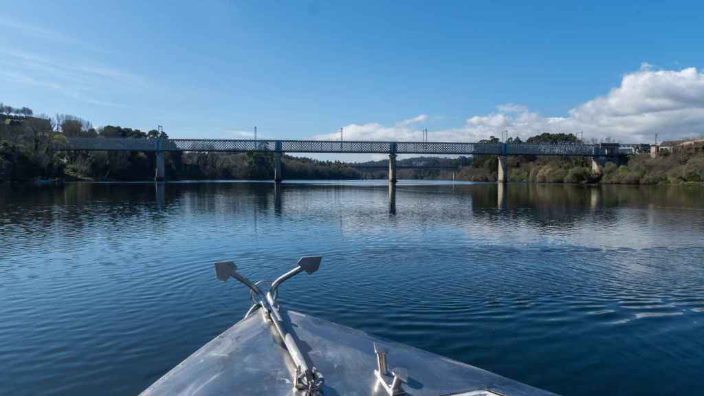 Vista del puente Internacional de Tui desde el barco de ‘Río Miño, destino navegable’