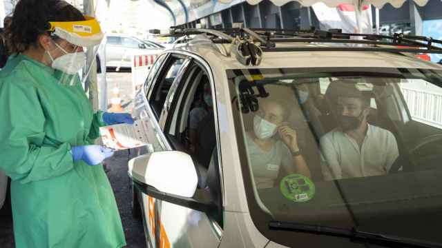 Covid-auto de Ribera frente al estadio de Balaídos, en Vigo.