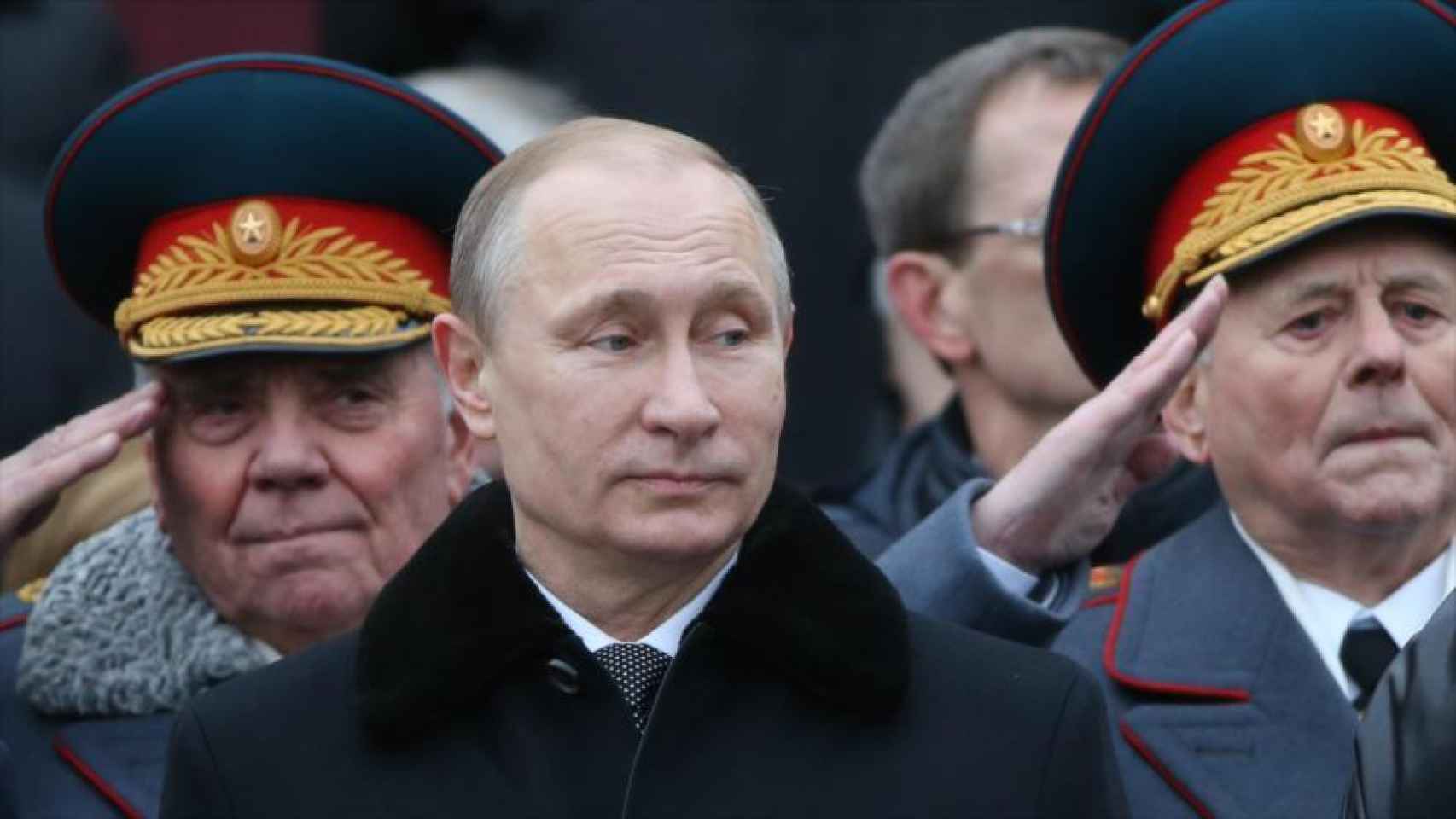 Militares rusos se cuadran frente a Vladimir Putin.
