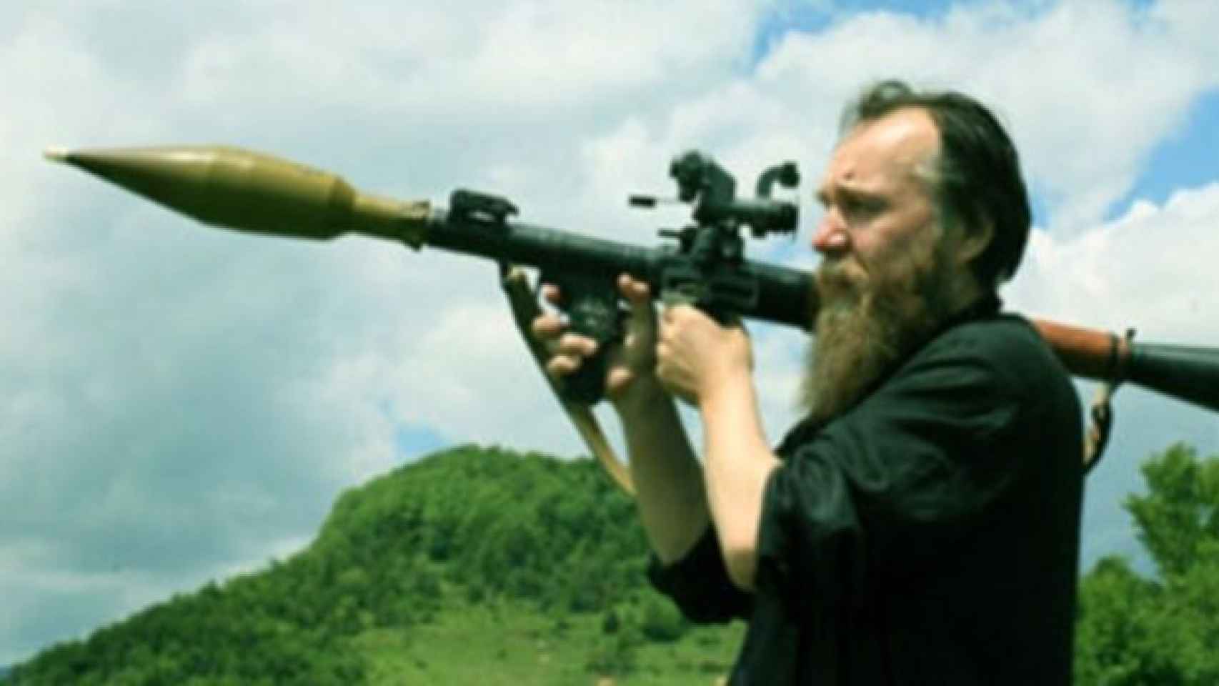 Alexander Dugin sostiene un cohete.