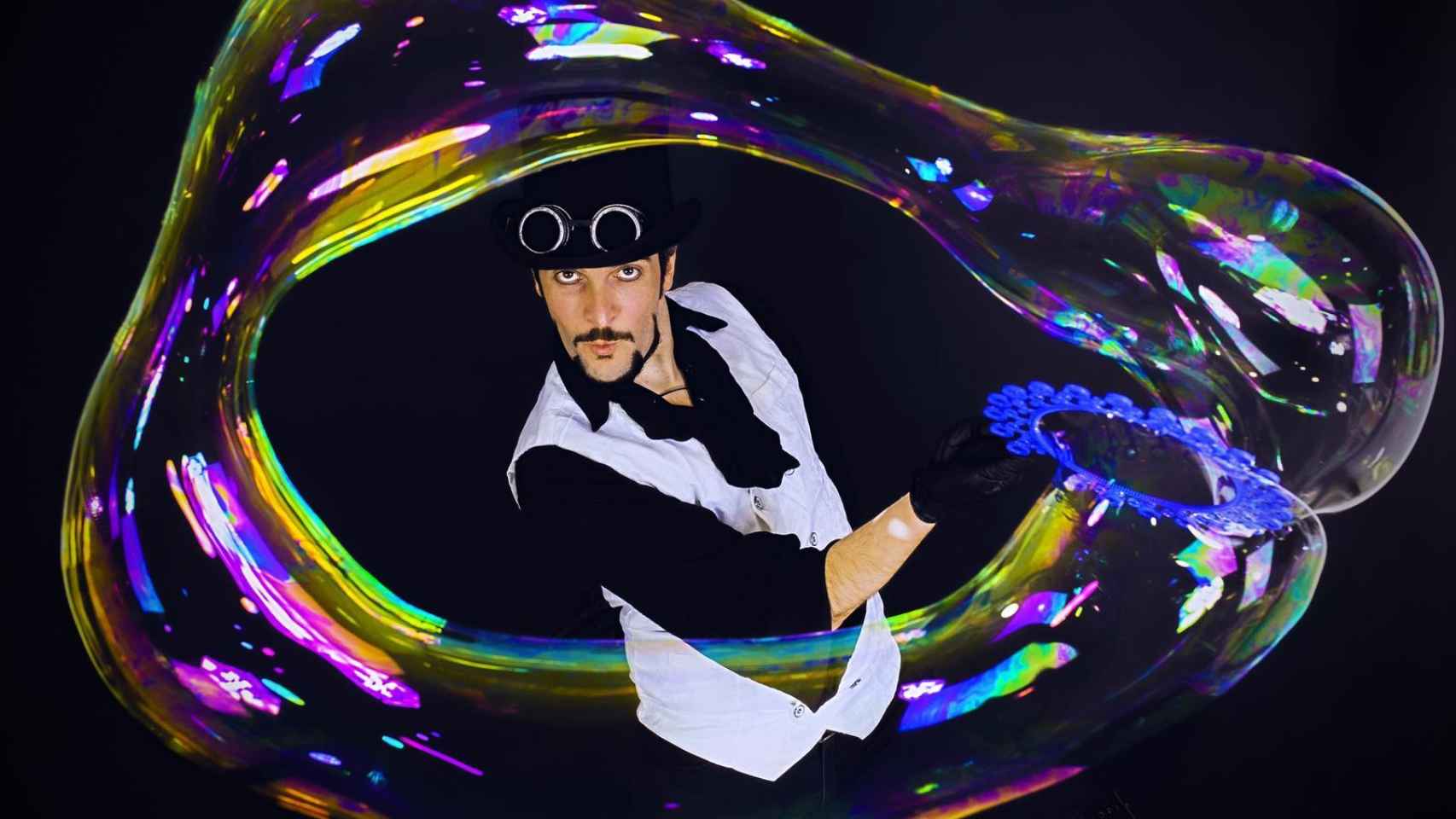 Pierpaolo Laconi es conocido como 'whitedream' en sus espectáculos con pompas de jabón.