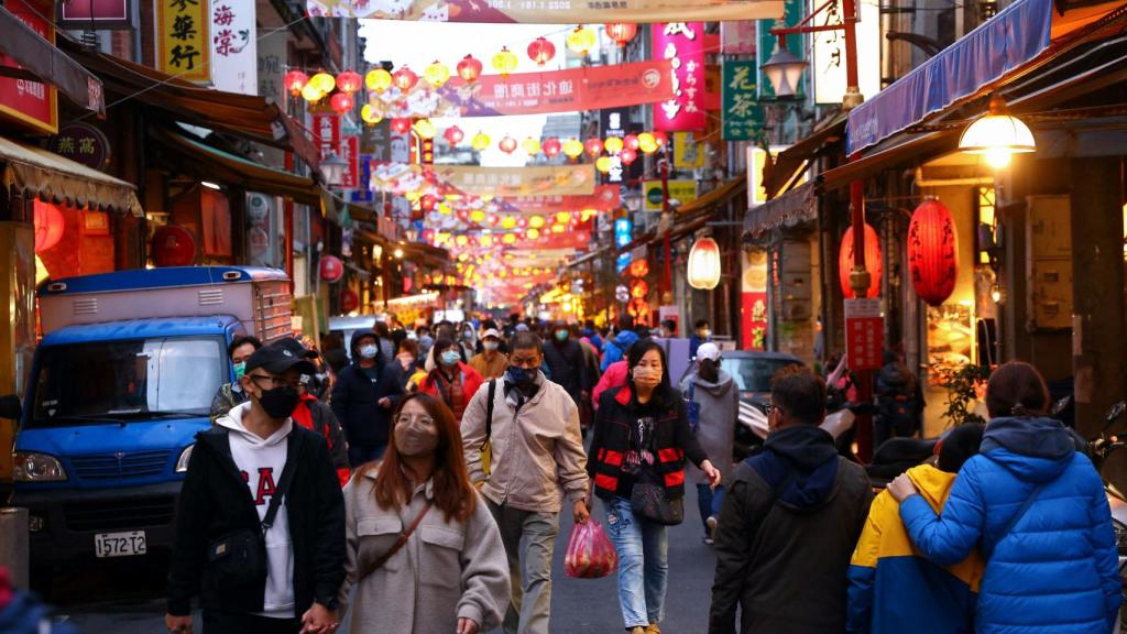 Gente caminando por las calles de Taipei.