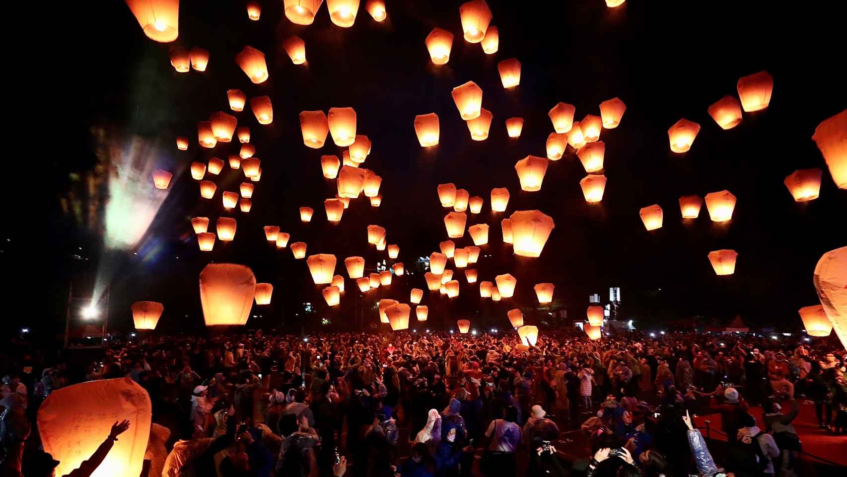 Numerosas personas lanzan linternas al cielo durante la celebración del Festival de las Linternas,en Taipei.