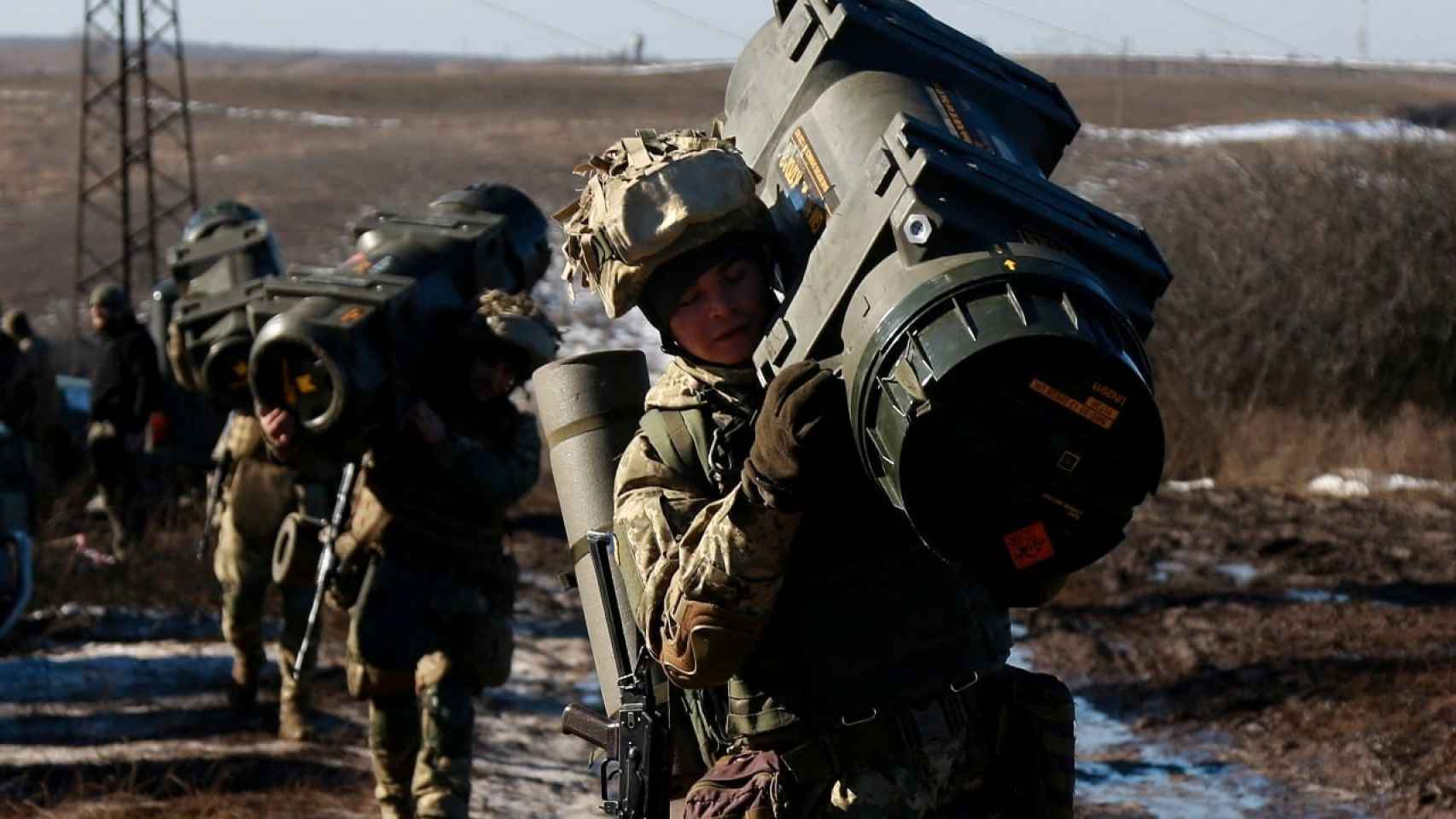 Miembros de las Fuerzas Armadas ucranianas realizan maniobras militares en Donetsk.