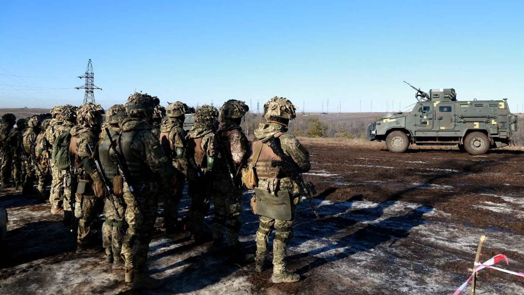 Soldados ucranianos realizan maniobras militares.