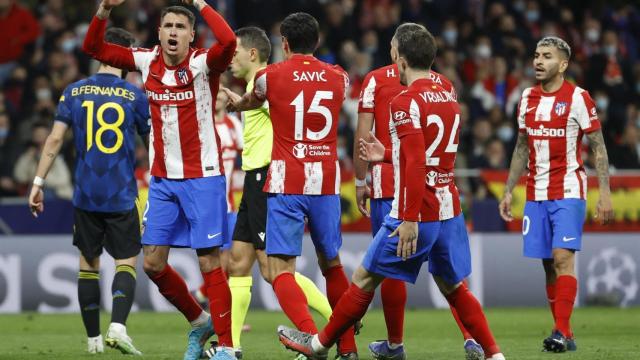 José María Giménez protestando contra el árbitro en el Atlético - Manchester United