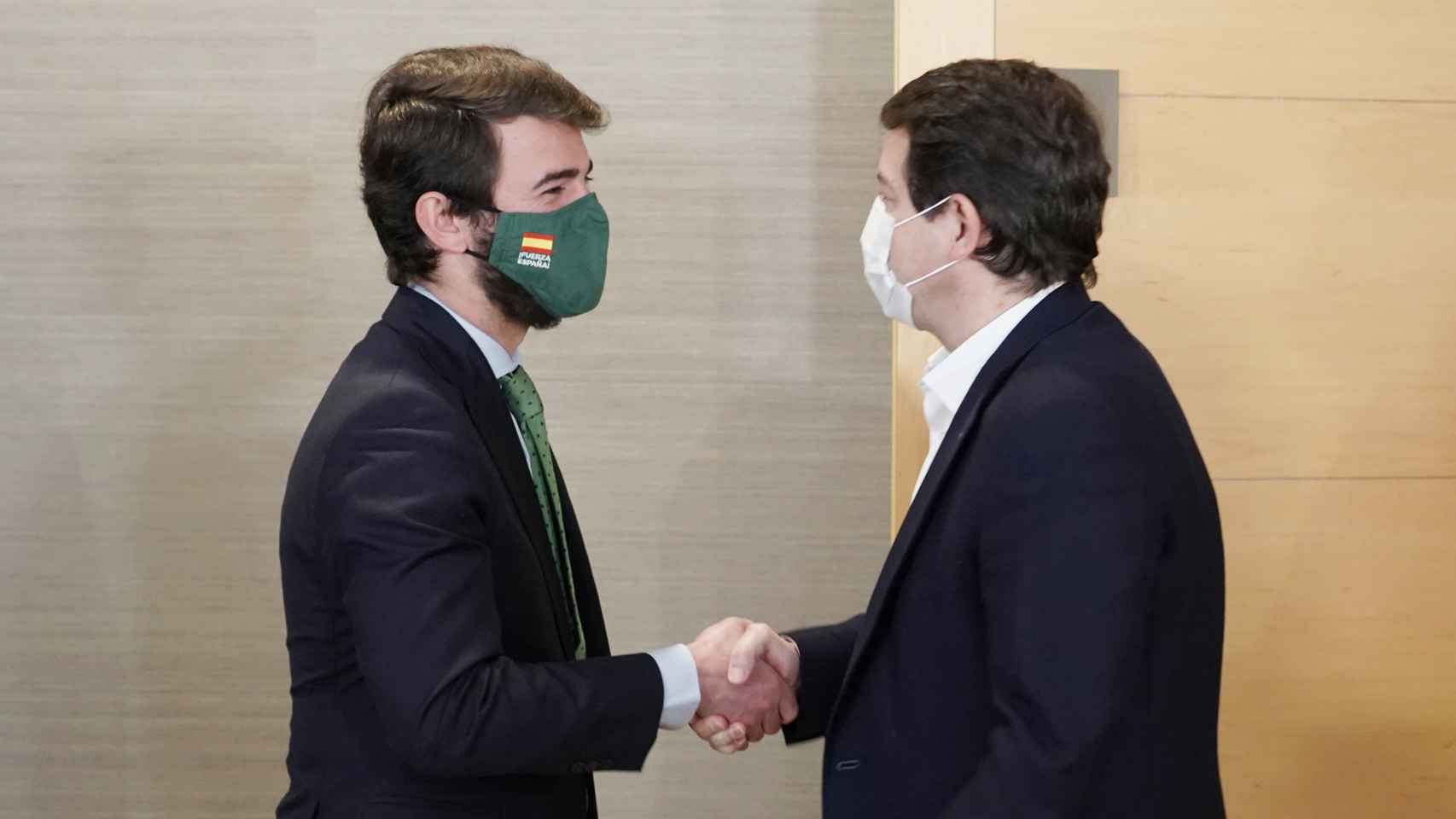 El presidente del PP, Alfonso Fernández Mañueco, se reúne con el candidato de Vox, Juan García-Gallardo, dentro de la ronda de contactos para conformar gobierno / Rubén Cacho ICAL