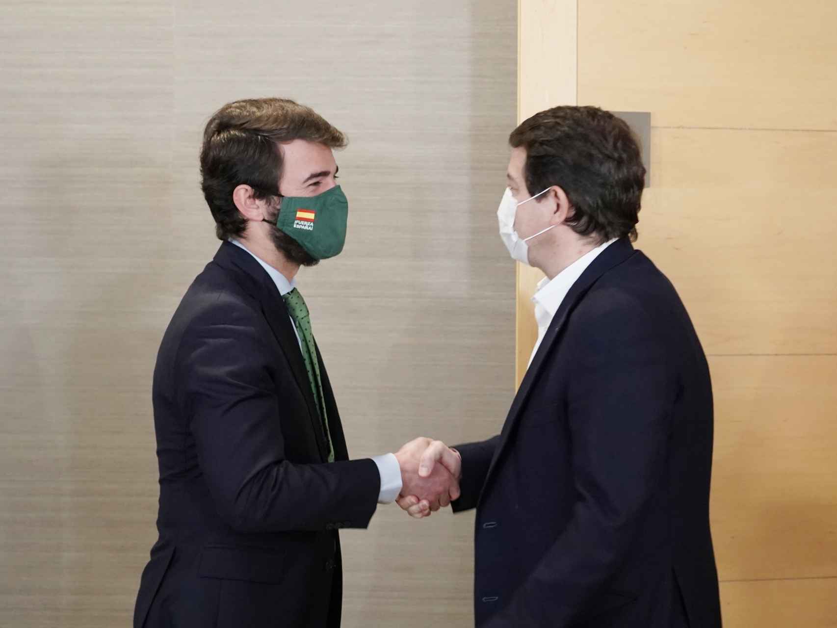 El presidente del PP, Alfonso Fernández Mañueco, se reúne con el candidato de Vox, Juan García-Gallardo, dentro de la ronda de contactos para conformar gobierno / Rubén Cacho ICAL