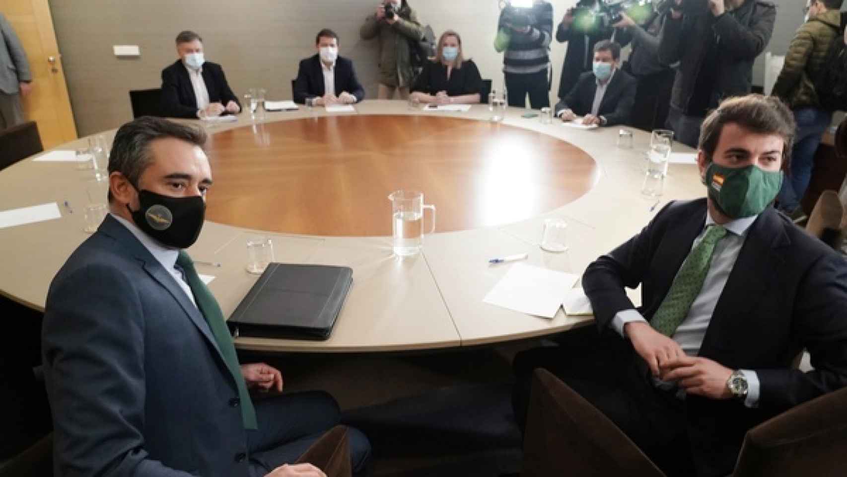 Imagen de la reunión entre Alfonso Fernández Mañueco y Juan García-Gallardo, este miércoles en las Cortes de Castilla y León.