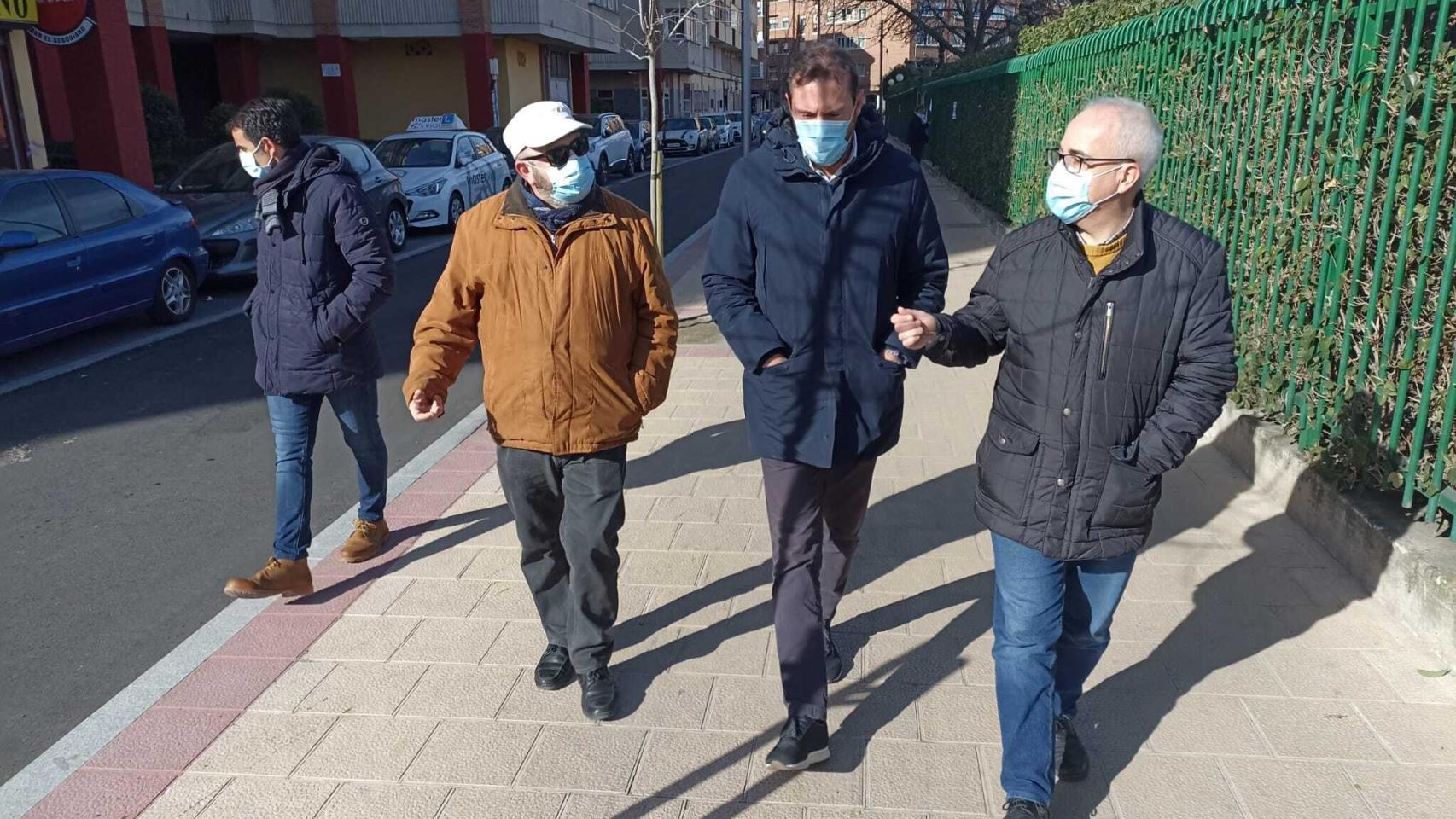 Óscar Puente, acompañado de técnicos del Ayuntamiento, durante la visita a las obras