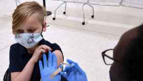 Un niño recibe una dosis de la vacuna contra la Covid.